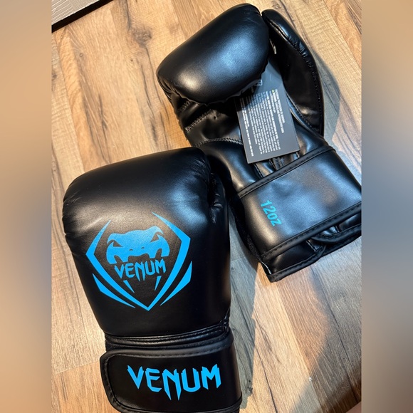 Venum Black and Blue Boxing Gloves - Picture 4 of 7